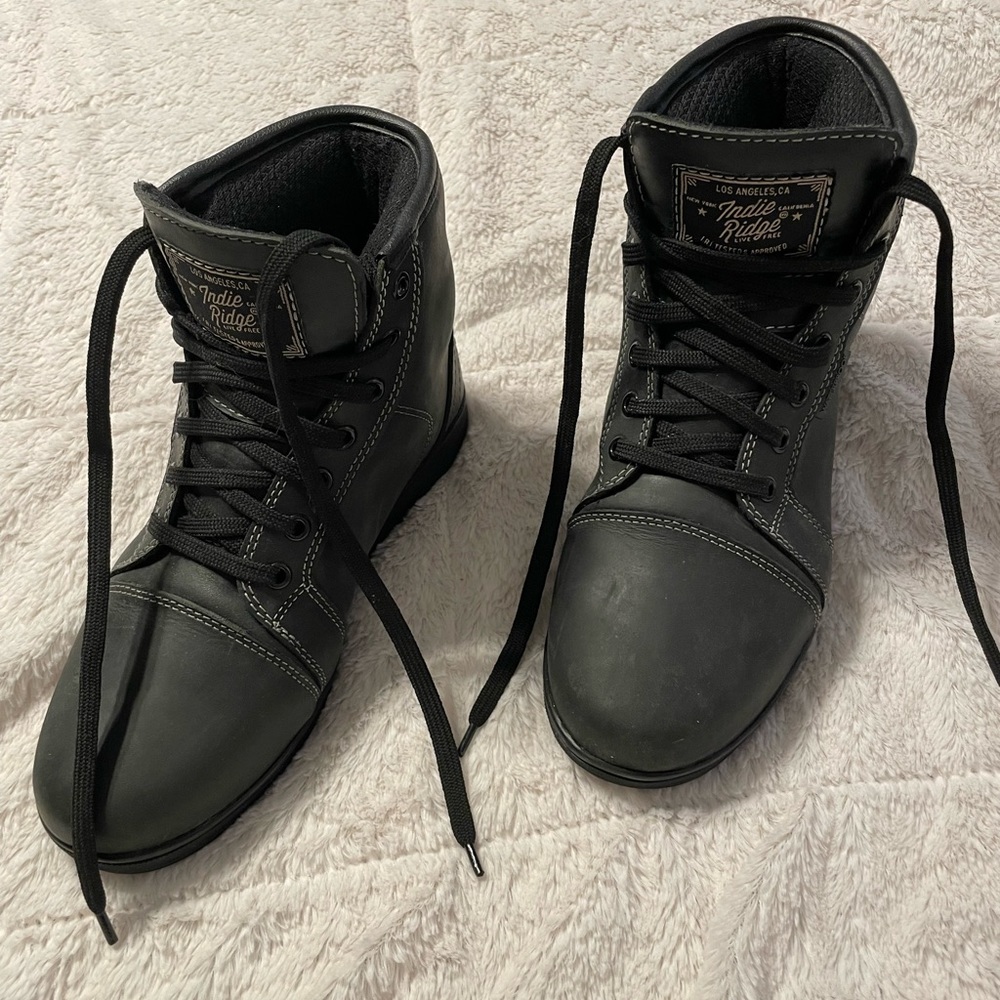 Motorcycle riding boots only worn twice. Made very well.